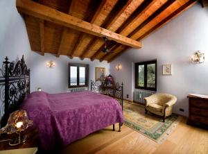 加尔多内-里维耶拉迪莫拉波尔森酒店的一间卧室配有一张紫色的床和一把椅子