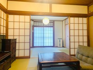 横滨Yokohama HY House的客厅设有桌子和大窗户