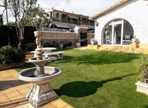 塔拉戈纳Family House - La Mora Beach - Tarragona的庭院中间带喷泉的花园
