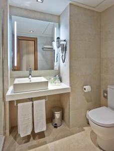 巴塞罗那巴塞罗那勒哥尔特NH酒店的一间带水槽、卫生间和镜子的浴室