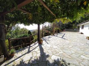 DonatoBaita Sambuco的石头庭院设有围栏和树