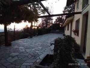 DonatoBaita Sambuco的一座石头庭院,位于一座享有阳光的房子前