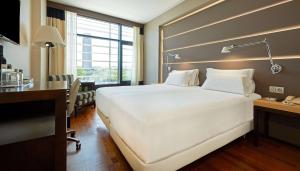 NH塞维利亚艾玛斯广场酒店客房内的一张或多张床位