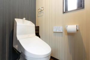京都Daisenji Lodge Ing 藍 地下鉄鞍馬口駅から徒歩1分的浴室设有白色卫生间和一卷卫生纸。