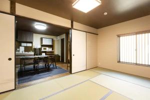 京都Daisenji Lodge Ing 藍 地下鉄鞍馬口駅から徒歩1分的一间空房间,设有厨房和饭厅