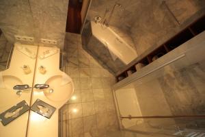 罗拉赫Hotel MARIOTTO am Burghof的浴室配有卫生间、盥洗盆和浴缸。
