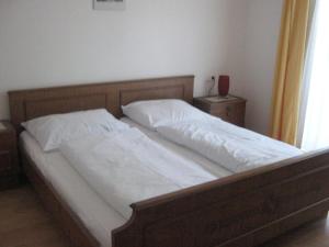 阿特湖畔施泰因巴赫2 Sterne Pension Gasthof ohne Internet的一间卧室配有一张带白色床单的床和一扇窗户。