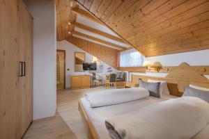 纳莱斯威尔玛酒店 的配有木天花板的客房设有两张床。