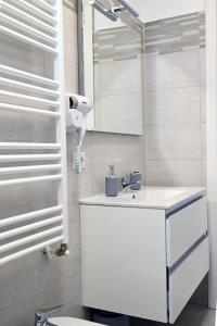 奇维塔韦基亚Home Sweet Home的浴室设有白色水槽和镜子