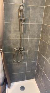 MuroU Sognu的浴室内带软管的淋浴