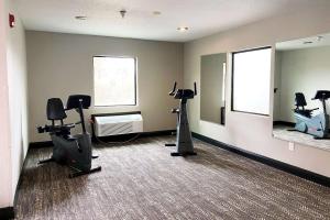 比洛克西Wingate by Wyndham Biloxi - Ocean Springs的健身室配有跑步机、椭圆机和镜子