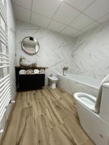 圣卡洛斯拉腊皮塔Apartamento Dakota的白色的浴室设有卫生间和水槽。