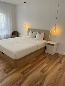 圣卡洛斯拉腊皮塔Apartamento Dakota的一间卧室设有一张大床,铺有木地板