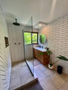库兰达Tranquil Rainforest Studio Kuranda的带淋浴和盥洗盆的浴室