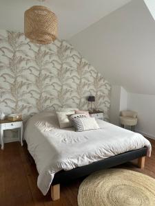 勒芒logement entier proche centre ville et circuit的一间卧室配有一张带墙壁的床