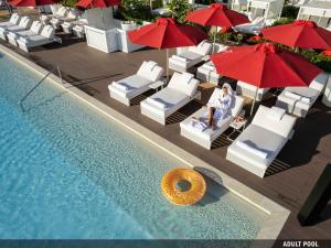 Th8 Palm Dubai Beach Resort Vignette Collection, an IHG hotel内部或周边的泳池