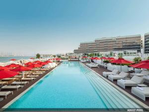 Th8 Palm Dubai Beach Resort Vignette Collection, an IHG hotel内部或周边的泳池