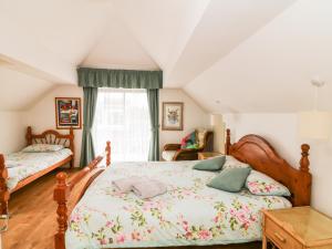 罗斯莱尔Ballysheen House的一间卧室设有两张床和窗户。