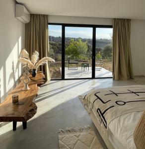 拉拉塔可库斯特Lahô Lodge的一间卧室设有一张大床和一个大窗户