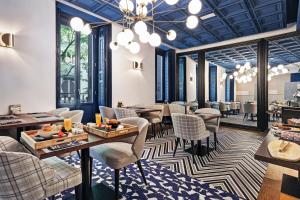 马德里文殊特莱托斯04酒店的一间带沙发和桌椅的餐厅
