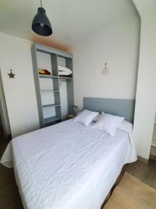 2 bedrooms appartement at El Grove 500 m away from the beach with wifi客房内的一张或多张床位