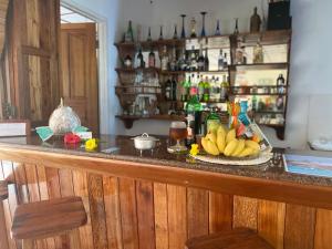 拉迪格岛卡劳宾馆的吧台上放着一盘香蕉的吧台