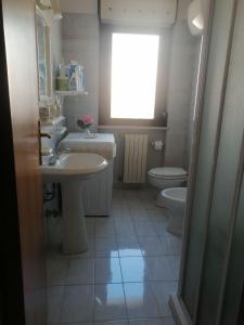 锡尔维玛丽娜Ampio attico vista mare tra comfort e tranquillità的浴室设有2个水槽和2个卫生间