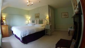 科克茅斯Wood House的卧室配有一张白色大床