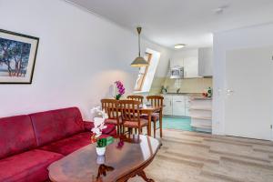赛巴特班森Seehof Wohnung 1.33的客厅配有红色的沙发和桌子