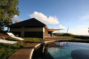 安加罗阿拉帕努伊酒店的一座房子,旁边设有游泳池