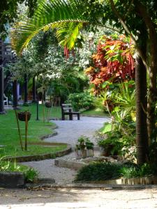 弗洛里亚诺波利斯Chalés Saint Germain的长凳、树木和小径的公园