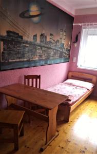 泰普拉河畔贝乔夫贝科夫公寓的客房设有床、木桌和长凳。