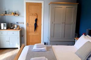 卡比斯贝Stylish coastal retreat in St Ives的一间卧室配有带毛巾的床