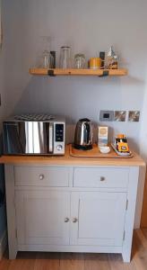 卡比斯贝Stylish coastal retreat in St Ives的厨房配有带微波炉的台面