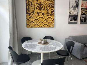 柏林Luxury 60m2 Appartement in Wilhelmstadt Berlin的一间配备有白色桌椅的用餐室