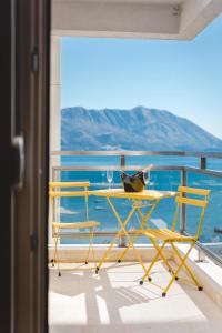 布德瓦Fontana Residence Budva的俯瞰大海的阳台配有桌椅