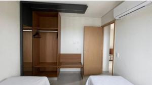 萨利诺波利斯Salinas premium Resort的一间卧室配有两张床和一个衣柜
