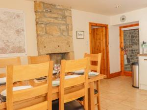 基斯利Curlew Cottage的厨房以及带桌椅的用餐室。