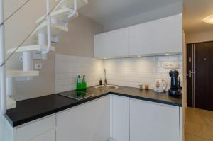 米兹多洛杰Holiday Home SLAVIA NEW S7的厨房配有白色橱柜和水槽