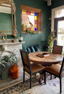 普罗温斯敦萨默塞特住宿加早餐旅馆的一间带木桌和椅子的用餐室