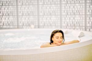 锡纳亚Hotel Sinaia的女人坐在浴缸里