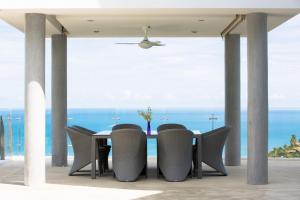 苏梅岛Maeva Villa Koh Samui的一张桌子和椅子,享有海景