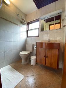伊利亚贝拉Casa Vento Norte的一间带卫生间、水槽和镜子的浴室