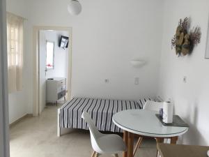 卡西奥皮Corfu island apartment in KASSIOPI by seaside的客厅配有桌子和床。