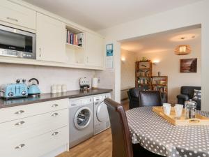 安布尔塞德Rothay的厨房配有桌子和洗衣机。