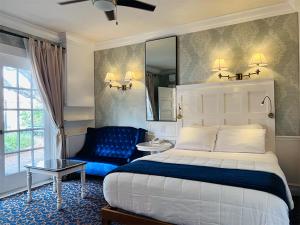 新士麦那海滩新士麦那海滩江景酒店的一间卧室配有一张大床和一张蓝色的沙发
