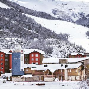 圣卡洛斯-德巴里洛切伽利略精品酒店的一座拥有雪覆盖山脉的度假村