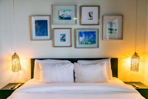 圣胡安Numero Uno Beach House的卧室配有一张四幅画的墙壁床。