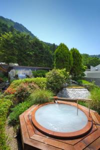 日光鬼怒川玉门诺托吉大酒店的花园中央的热水浴池