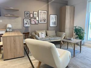 雅西Shi Ti Junior Suite的客厅配有沙发和桌子